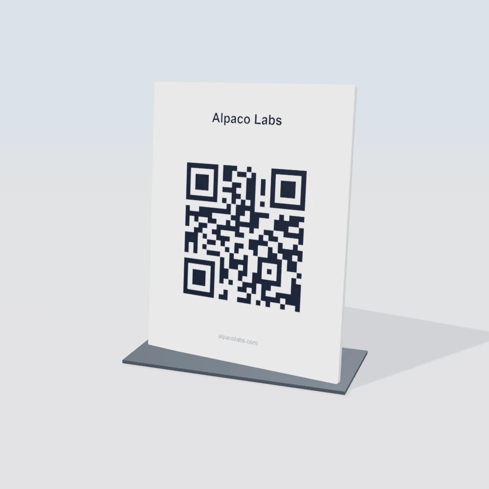 Namizno stojalo s QR-kodo in napisom Alpaco Labs.